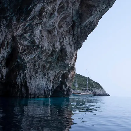 Botel Nereid Nisida Agios Nikolaos (Paxos)